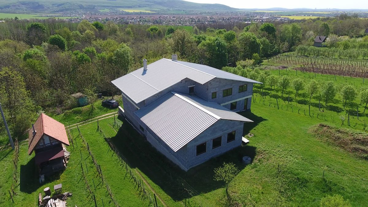 Sedlová strecha je vďaka svojej jednoduchosti menej nákladná
